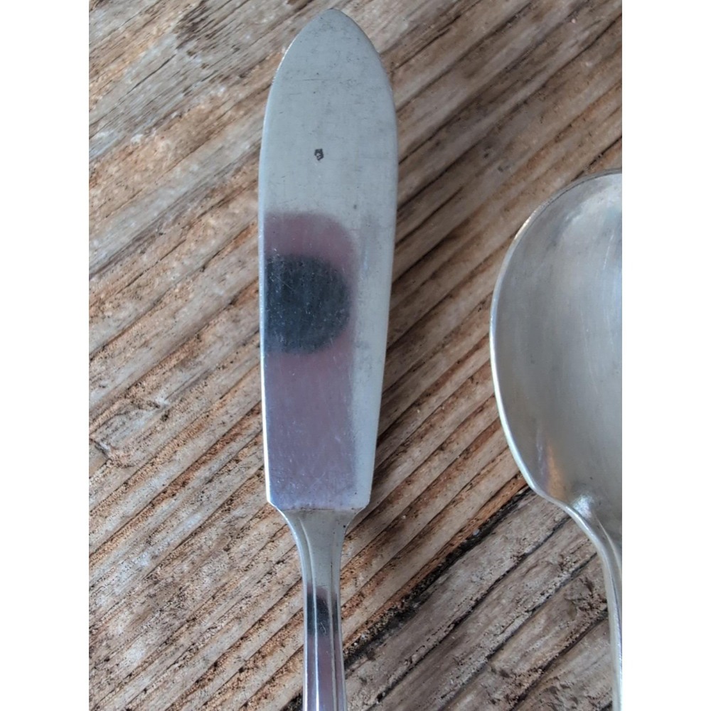 Rogers International Deluxe Silverplate Gracious 1 Butter Knife 1 Soup Spoon - Picture 6 of 13